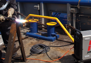 A Hypertherm user prepares a welding workpiece by gouging with Powermax plasma system